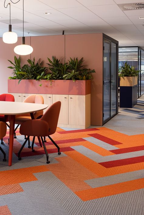 Fun Office Design Work Spaces, Funky Office Design, Office Collaboration Area, Colorful Office Space, Modern Office Space Design, Colorful Office Design, Office Wall Colors, Working Room, Modern Office Space