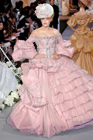 Christian Dior Fall 2007 Couture Runway - Christian Dior Haute Couture Collection Christian Dior Runway, Galliano Dior, Glamouröse Outfits, Mode Rose, Rococo Fashion, Dior Collection, Runway Fashion Couture, Collection Couture, Christian Dior Haute Couture