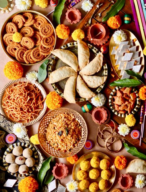 Happy Diwali Sweets, Diwali Snacks Photography, Diwali Food Ideas Indian, Diwali Food Board, Indian Festive Decor, Diwali Food Decoration Ideas, Deepavali Aesthetic, Diwali Food Photography, Diwali Party Food Ideas