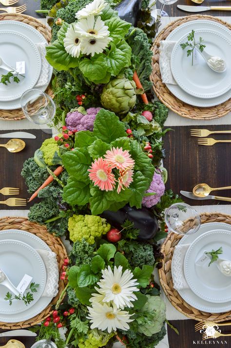 Vegetable Easter Table with lettuce and veggie centerpiece Decoration Video, Tulip Centerpiece, Spring Table Settings, Vegetable Patch, Deco Champetre, Easter Table Settings, Creative Tables, Easter Tablescapes, Spring Tablescapes