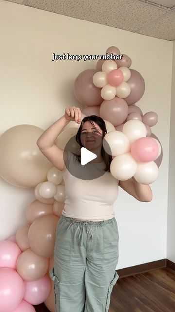 Dallas Event Planner on Instagram: "Quick tutorial on how to make a balloon flower 🌼✨ you can purchase our Dusk Beauty Kit on our website or purchase the daisies separately to add on to your own custom kit 🫶🏼 #betterwithbashify #balloonflower #balloonflowertutorial #balloonflowers #balloontutorial #balloondecor" Balloon Arch With Flowers Diy, How To Make A Flower Out Of Balloons, How To Decorate A Birthday Party, How To Make Flower With Balloon, How To Make Daisy Balloons, Flowers Balloons Decorations, How To Decorate Balloons For Birthday, How To Make Flowers Out Of Balloons, Ballon Cluster Ideas