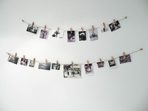 Hang polaroids Hanging Polaroids, Polaroid Wall Decor, Diy Polaroid, Photo Expo, Polaroid Display, Polaroid Diy, Hang Pictures, Polaroid Wall, Photo Polaroid