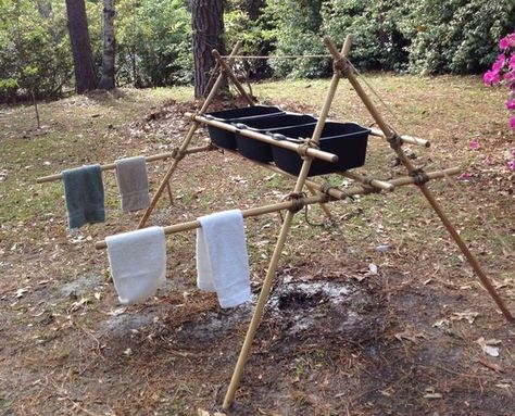 Lavabo #Scouters Bushcraft Shelter, Scout Activities, Scout Camping, Scouts Crafts, Bushcraft Camping, Camping Table, Camping Fun, Camping Crafts, Camping Survival