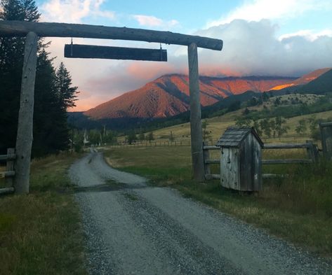 Ranch Outside Ideas, Acreage Home Facade, Montana Horse Ranch, Montana Backyard, Old Country Aesthetic, Oregon Ranch, Ranch Interior Design, Dreamy Farmhouse, Ranch Entrance Ideas