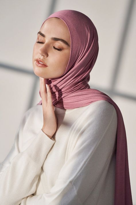 Jersey Hijab Scarfs, Haute Hijab, Photoshoot Reference, Modest Outfits Muslim, Style Tutorial, Head Wraps For Women, Pink Jersey, Hijab Style Tutorial, Hair Wrap Scarf