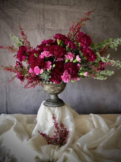 This Vibrant Centerpiece with Burgundy and Pink Color Palette. Light Pink Carnations represent admiration, while dark red denote deep love and affection... Thus the pink carnation became the symbol of a mother's undying love. Burgundy And Pink Flower Centerpieces, Red Carnation Flower Arrangement, Pink And Red Rose Arrangement, Rose And Carnation Arrangements, Carnation Wedding Decorations, Carnation Wedding Centerpieces, Carnation Flower Arrangements, Carnation Arrangements, Carnation Centerpieces