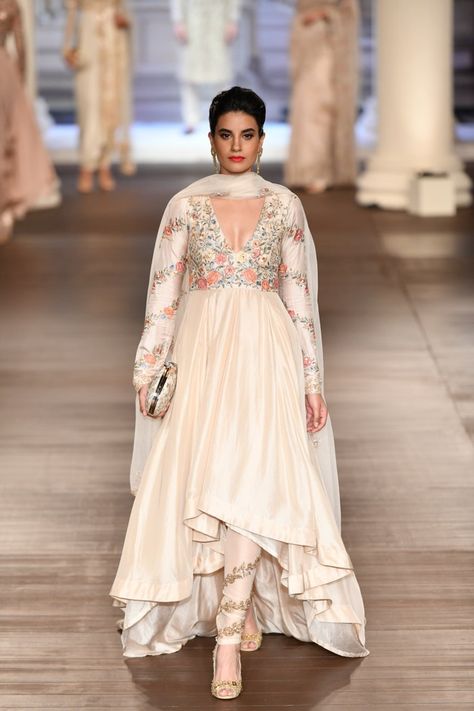 Shyamal & Bhumika at India Couture Week 2018 | Vogue India Anarkali Designs, Pakistani Fashion Party Wear, Designer Anarkali, Indian Dresses Traditional, Anarkali Suit, Couture Week, Indian Designer Outfits, Anarkali Dress, Social Commerce