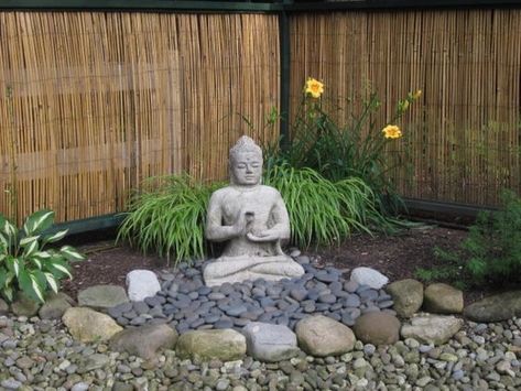 Mexican black stones and river rock | Zen Garden Designs & Ideas Zen Rock Garden Ideas, Easy Backyard Landscaping, Garden Ideas To Make, Zen Rock Garden, Zen Garden Design, Buddha Garden, Meditation Garden, Easy Backyard, Bamboo Fence