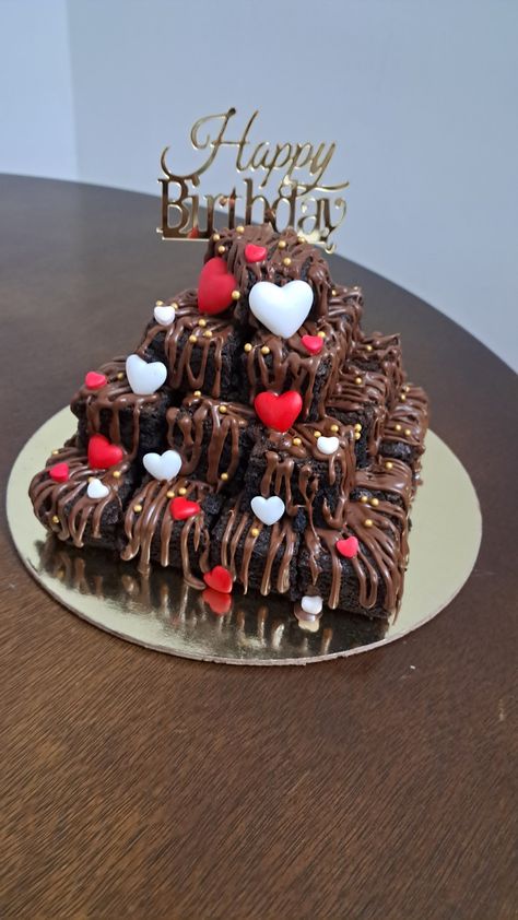 Cake inspiration - dms pastry from #gobichettipalayam Brownie Tower Cake, Brownie Birthday Cake Ideas, Brownie Cake Design, Brownie Decorating Ideas Birthday, Brownie Decorating Ideas Design, Happy Birthday Brownies, Brownie Tower, Brownies Decorados, Decorated Brownies