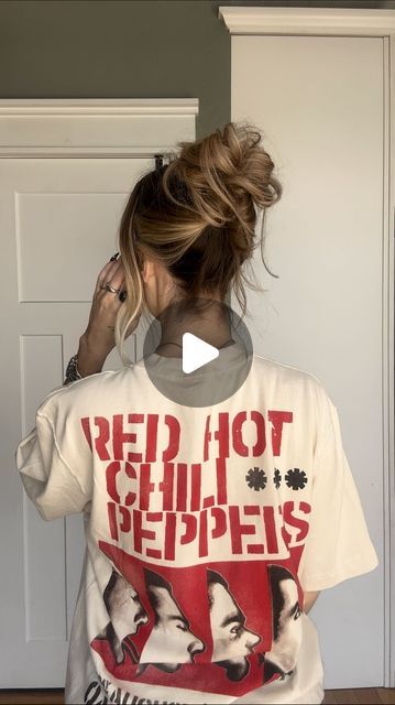 TORIE BLISS on Instagram: "My viral messy bun but voiced over & slowed down ❤️‍🔥 I hope this helps !! 😃" Hair Inspo Greasy Hair, Updo Hairstyles Easy Simple, Wedding Guest Messy Bun, Messy Bun With Strands Out, How To Do A Messy Bun Thick Hair, Messy Top Knot Tutorial, Hair Up Messy Bun, East Buns Hair Hairstyles, Messy Bunny Hairstyles