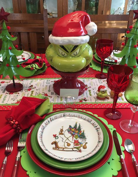 Diy Grinch, Whispers Of The Heart, Grinch Trees, Grinch Decorations, Grinch Christmas Party, Whoville Christmas, Grinch Christmas Tree, Christmas Table Setting, Tree Theme