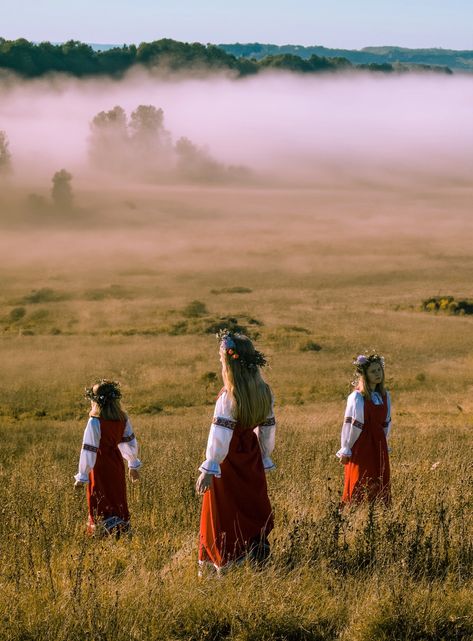 1800s Aesthetic, Southern Gothic Aesthetic, Slavic Clothing, Slavic Mythology, Fantasy Fest, Slavic Folklore, Artistic Pictures, Russian Culture, Dancing Aesthetic