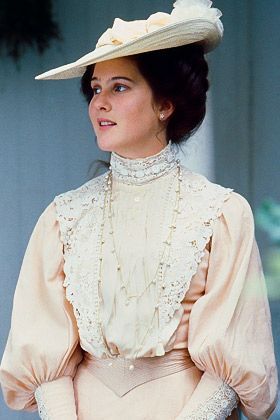 Anne of Green Gables:  The Sequel (1987)  Schuyler Grant Plays Diana Barry  ★ Diana's light pink gown with white lace famously known as her “Honeymoon dress" has Gigot sleeves. The bodice and neckline are lined with a long string of white pearls. Anne Green, Diana Barry, Anne Of Avonlea, Honeymoon Dress, Gilbert Blythe, Anne Shirley, Pink Gowns, Style Japonais, Poses References