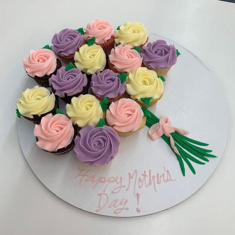 Mother’s Day Sweets Idea, Mothers Day Cake Decorating Ideas, Cute Mother’s Day Cake, Mom Birthday Cupcakes Ideas, Mother's Day Theme Cupcakes, Mothers Day Baked Goods Ideas, Mother’s Day Baked Goods Idea, Cupcake Mothers Day, Mothers Day Muffins