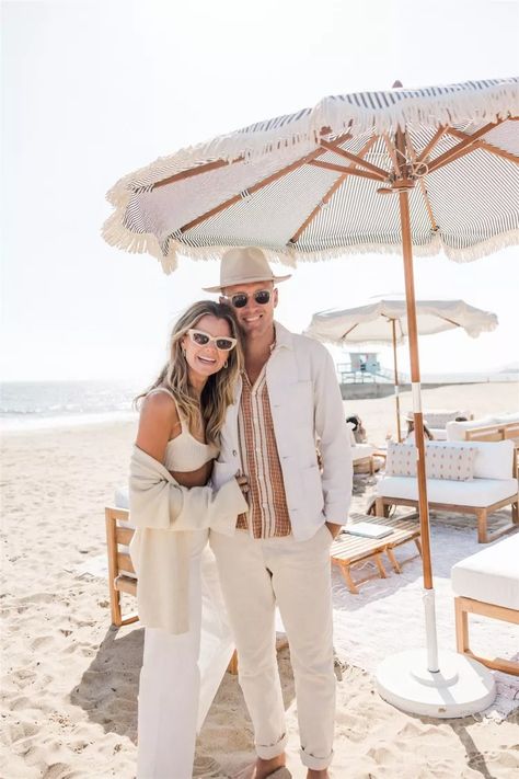 A Neutral Engagement Party on the Beach in California Engagement Party Beach, Beach Engagement Party Ideas, Neutral Engagement Party, Beach Engagement Party, Unique Engagement Party, Party On The Beach, Coastal Chic Style, Engagement Party Planning, Ginger Cocktails