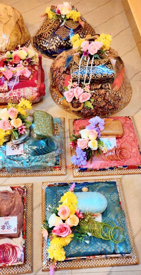 Hand Bag Packing Ideas For Wedding, Wedding Packings, Wedding Trays, Wedding Packaging, Wedding Packing, Decor Packaging, Engagement Decoration, Wedding Gift Hampers, Wedding Platters