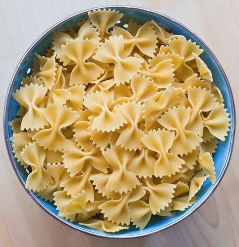 farfalle pasta Farfalle Pasta Recipes, Spinach Tomato Pasta, Vegan Creamer, Mac And Cheese Healthy, Dairy Free Creamer, Creamy Tomato Pasta, Tomato Pasta Recipe, Frozen Pasta, Quick Cooking Recipes