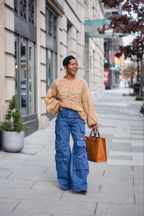 Cargo Jeans Outfit Street Style, Jean Cargo Pants Outfit Street Style, Denim Cargo Jeans Outfit, Denim Cargo Pants Outfit Winter, How To Style Jean Cargo Pants, Style Wide Leg Cargo Pants, Wide Leg Cargo Pants Outfit Street Style, Denim Cargo Jeans Outfit Women, Denim Cargos Outfits