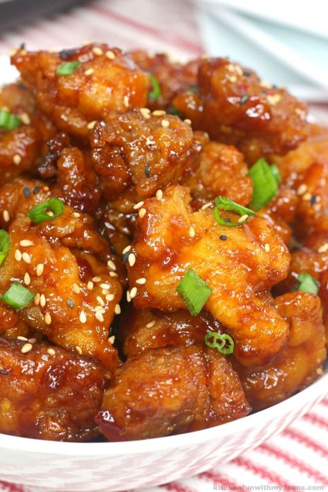 general tso's chicken Chicken Fried Rice Easy, Beef Stir Fry Recipes, Tso Chicken, General Tso Chicken, Yum Yum Sauce, Mapo Tofu, Chicken Bites, Honey Garlic Chicken, Orange Chicken