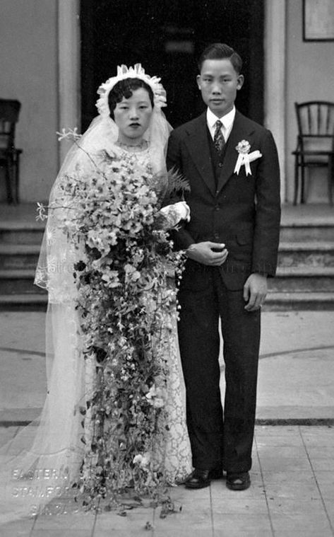 Chinese Couple, 1940s Wedding, Western Style Wedding, Hindu Wedding Ceremony, Malay Wedding, Vintage Wedding Photos, Bride Photo, Wedding Gowns Vintage, Chinese Wedding