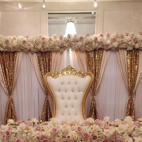 Quincera Tables, Royalty Theme Quinceanera Decoration, Quince Rose Gold Decorations, Champagne Pink Decorations, Quinceanera Table Decorations Pink, Pink Quince Main Table, Quince Main Table Decorations, Court Table Sweet 16, Sweet 15 Main Table Decorations