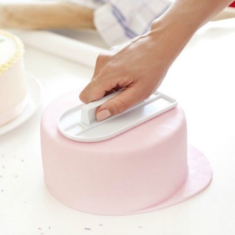 16 Cake Decorating Tools Every Baker Should Have: Like many I have always seen those fun and beautiful cakes on pinterest and instagram and I always wanted to know how they made them! I love cake decorating it is so much fun! So using this guide has helped me make better cakes and cupcakes at home that look like a professional bakery made it. I love this! If you are a beginner baker than you need these cake tools too! Save for later! Fondant Smoother, Cake Decorating For Beginners, Cake Candy, Smooth Cake, Adult Birthday Cakes, Cake Decorating Kits, Tool Cake, Easy Cake Decorating, Childrens Birthday Cakes