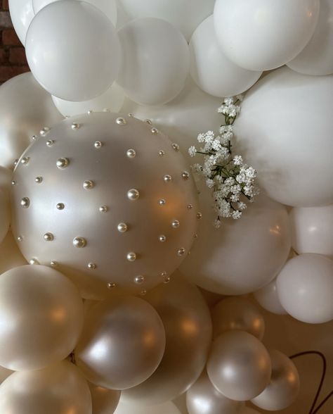 Pearl Themed Party, Pearls Wedding Theme, Pearl Baby Shower, Kiss The Miss Goodbye, Pearl Bridal Shower, Pearl Balloons, Bridal Shower Inspo, Bridal Shower Balloons, Engagement Dinner