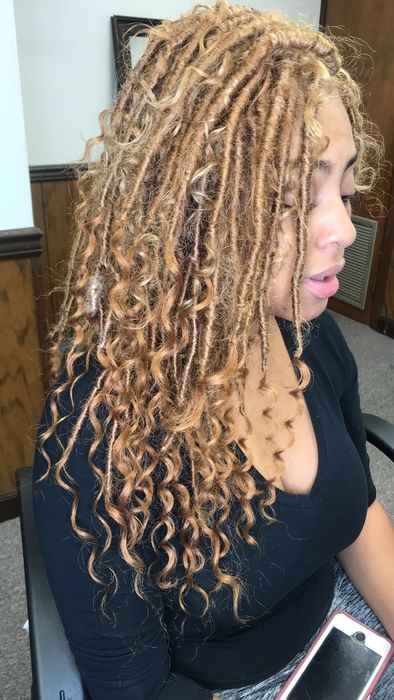 Goddess Locs Natural Hair, Blonde Boho Locs, Honey Blonde Faux Locs, Blonde Faux Locs, Jah Locs, Swimming Hair, Braidless Crochet, Womans Hair, Cuban Twist Hair