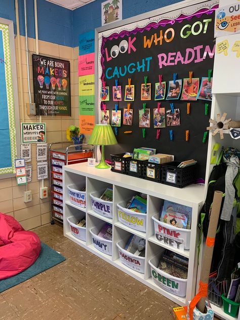 Second Grade Classroom Setup Ideas, Preschool Classroom Library Set Up, Reading Corner Kindergarten Classroom, Library Kindergarten Ideas, Cute Classroom Bulletin Board Ideas, First Grade Classroom Library Set Up, Classroom Themes Elementary 2023, Elar Classroom Setup, Kindergarten Classroom Library Setup