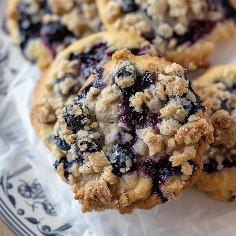 DESSERTS - CookiesPedia Blueberry Muffin Cookies Crumbl, Blueberry Muffin Cookies With Streusel, Blueberry Streusel Cookies, Crumbl Blueberry Muffin Cookie, Blueberry Crumble Cookies, Blueberry Muffin Cookies, Muffin Cookies, Cobbler Crust, Blueberry Cobbler Recipes