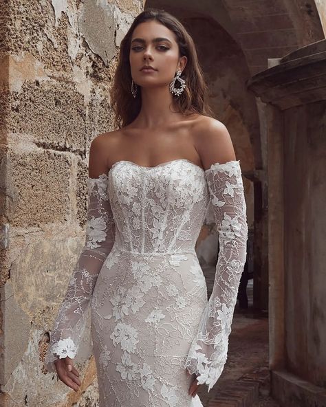 #bride #bridalideas #gown #dresses
#bridalinspiration #bridalstyle #bridalinspo #callablanche #weddinggowns #weddingdresses #brides #bridestobe #vestidos #beauty #style #fashion #instalook #instadress #fashionista #inspiration Wedding Dresses Straight, Strapless Sheath Wedding Dress, Wedding Lace Sleeves, Lace Corset Wedding Dress, Detachable Sleeves Wedding Dress, Dresses Straight, Curvy Wedding Dress, Calla Blanche, Curvy Wedding