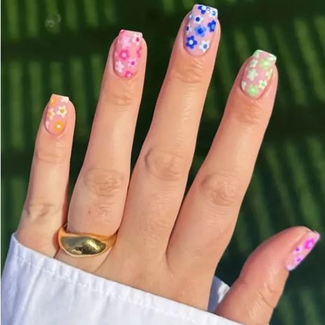 24 Pieces Fake Press On Nails Color May Vary Due To Lighting Size One Size Condition New Comes With Mini Nail File And Glue Adhesive Strips Short Fake Nails, Cute Spring Nails, Flower Nail Designs, Fake Nails With Glue, Striped Nails, Nail Patterns, Rainbow Nails, Stick On Nails, Nail Designs Spring