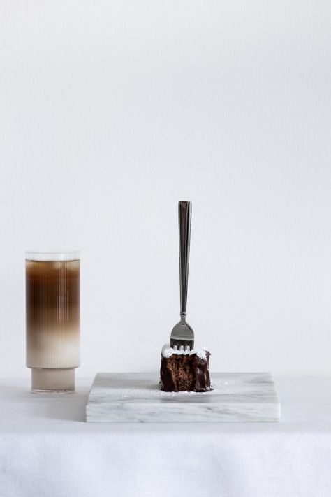 Minimalism Food Photography, Creative Food Product Photography, Minimalistic Food Photography, Choc Photos, Coffee Styling, Creative Food Photography, Ice Cream Photography, Coffee Shop Photography, Dark Food Photography