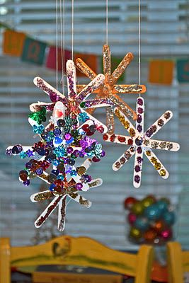 Popsicle Snowflakes. Could use items like small pebbles, marbles, leaves, etc to decorate Popstick Craft, Popsicle Snowflakes, Kindergarden Art, December Crafts, Preschool Craft, Space Craft, Christmas Crafts For Kids To Make, Christmas School, Natural Christmas