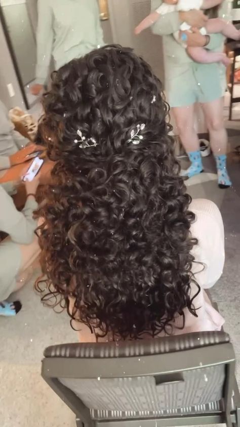 Half Up Curly Hair, Curly Bridal Hair, Curly Wedding Hair, Quince Hairstyles, Curly Hair Extensions, Hairdos For Curly Hair, Natural Curls Hairstyles, Wedding Hair Inspiration, Curly Hair Inspiration