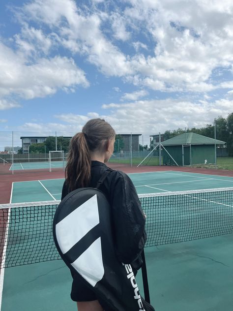 Indoor Tennis Outfit, Tennis Game Aesthetic, Tennis Bag Aesthetic, Tennis Instagram Pictures, Tennis Aesthetic Girl, Tennis Vibe, Tennis Attire, Tennis Girl Aesthetic, Aesthetic Tennis