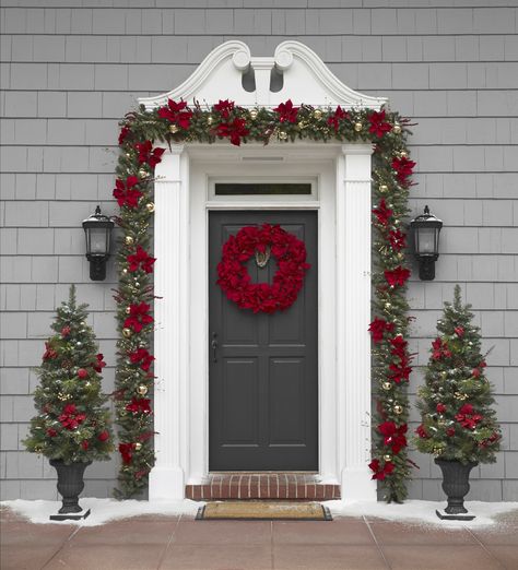 Christmas Porches, Joulun Aika, Outside Christmas Decorations, Front Door Christmas Decorations, Christmas Front Doors, Christmas Front Porch, Christmas Porch Decor, Xmas Tree Ornament, Merry Christmas Sign