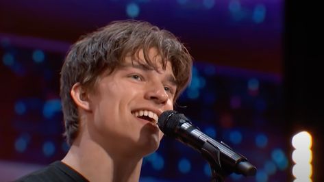 A young singer named Alex Sampson surprised the AGT judges with his uniquely "retro" singing and songwriting talents. Agt Judges, Alex Sampson, Herman’s Hermits, Martin Scorsese Movies, Britain’s Got Talent, Music Sing, Worship Songs, Singing Videos, Kids Tv