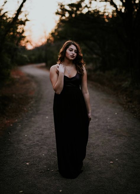 Alt Senior Picture Ideas, Dark And Moody Photography, Sunset Photoshoot Ideas, Contrast Photography, Senior Posing, Unique Senior Pictures, Gothic Photography, Edgy Girls, Dark Portrait