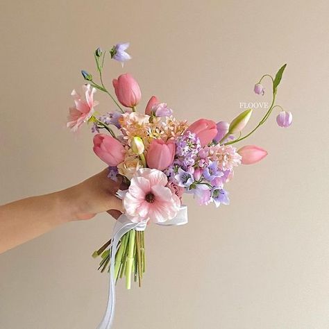 Simple Colorful Flower Arrangements, Simple Floral Bouquets, Mini Wedding Bouquet, Flower Arrangements Peonies, Small Spring Bouquet, Mini Bridal Bouquet, Minimal Flower Bouquet, Minimalist Flower Bouquet, Diy Bouquet Wedding