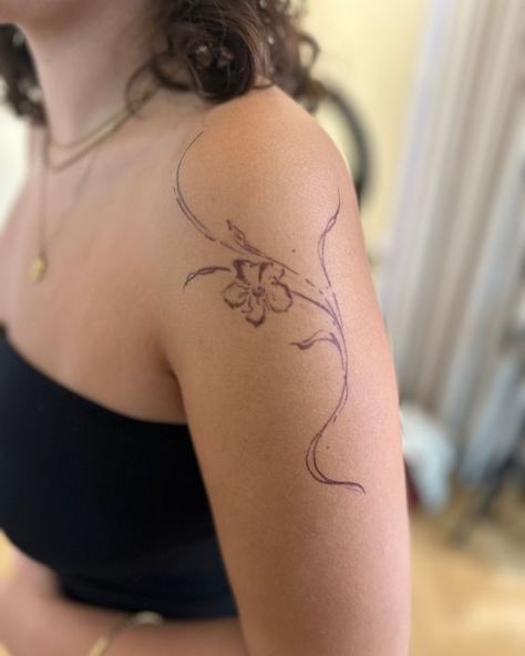 Wavy Flower Tattoo, Freehand Flower Tattoo, Around Arm Tattoo Women, Wispy Flower Tattoo, Flowy Flower Tattoo, Floral Tattoo Simple, Simple Tattoos Arm, May Tattoos, Beautiful Arm Tattoos