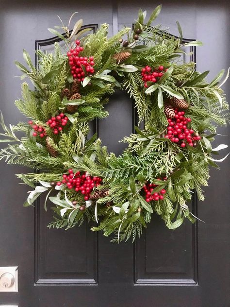 Christmas Pine Wreath, Olive Branch Wreath, Branches Diy, Diy Christmas Wreaths, Olive Branches, Evergreen Wreath, Wreath Winter, Christmas Front Doors, Pine Wreath