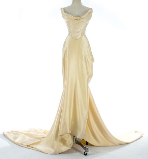 Silk Corset, Celebrity Wedding Dresses, Wedding Dress Champagne, Draped Skirt, Cream Silk, Satin Wedding Dress, Modieuze Outfits, Satin Wedding, Mode Inspiration