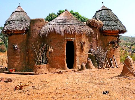 Tiny Village in Benin, Africa - Imgur "That hut looks like its singing opera." African Hut, Short Trees, Mud Hut, African Village, African House, Mud House, Afrikaanse Kunst, Cob House, Vernacular Architecture