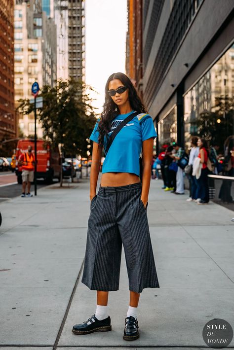 Baggy Shorts Street Style, Jordan Daniels, 2023 Street Style, New York Outfits, Reportage Photography, New York Street Style, New York Fashion Week Street Style, Urban Street Style, Women Street