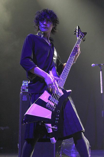 Dir En Grey Toshiya, Toshiya Dir En Grey, Guitar Teacher, Photographie Portrait Inspiration, Dir En Grey, Body Reference Poses, Human Poses Reference, Figure Poses, Poses References