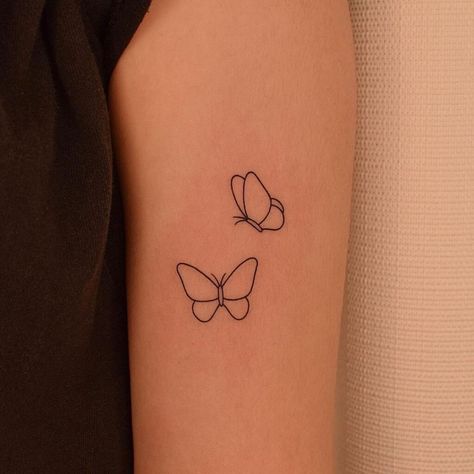 15 Breathtaking Butterfly Tattoo Designs to Have In 2022 Simple Butterfly Tattoo, Minimalist Butterfly, Tato Minimal, Butterfly Tattoo Meaning, Tato Henna, Small Butterfly Tattoo, Butterfly Tattoo Designs, Discreet Tattoos, Subtle Tattoos