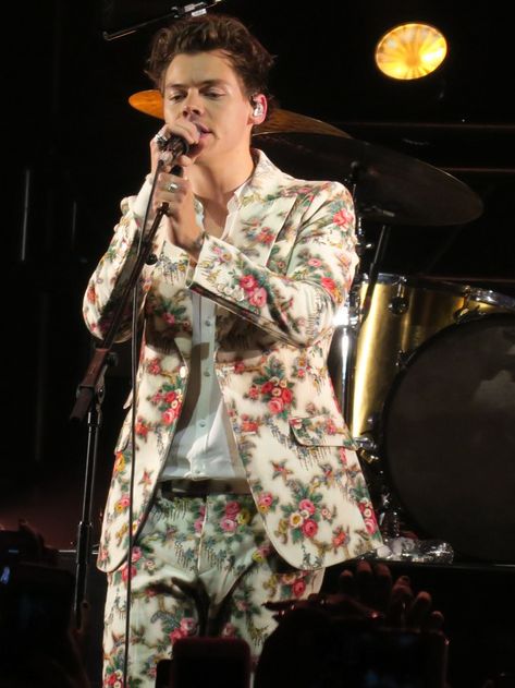 Harry Styles performs on the first night of his world tour at the Nob Hill Masonic Auditorium in San Francisco, CA Harry Styles Floral Suit, Harry Styles Dimples, Harry Styles Suits, Harry Styles Gucci, Harry Styles Lockscreen, Harry Styles Gif, Harry Styles 2013, Gucci Suit, Harry Styles Outfit