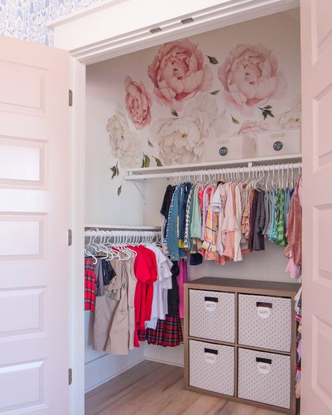 It’s all about the details 💕... Girls Closet Organization, Girls Room Organization, Toddler Closet, Closet Hacks Organizing, Big Girl Bedrooms, Toddler Girl Room, Kids Closet Organization, Wallpaper Disney, Kid Closet