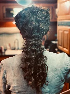 NEW BTS Pics from The Set of Outlander - Outlander Online Claire Fraser Hair, Sam Heughan News, Outlander Style, Outlander Claire, Good Romance Books, Claire Fraser, Bts Pics, Outlander Starz, Jamie And Claire